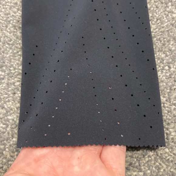 Oysho - black high rise Capri leggings ( Tag is L - fits medium! ) - Picture 4 of 11